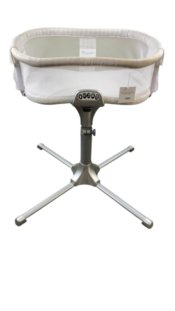 Halo BassiNest Swivel Sleeper Premiere Series, Silver Damask For Sale